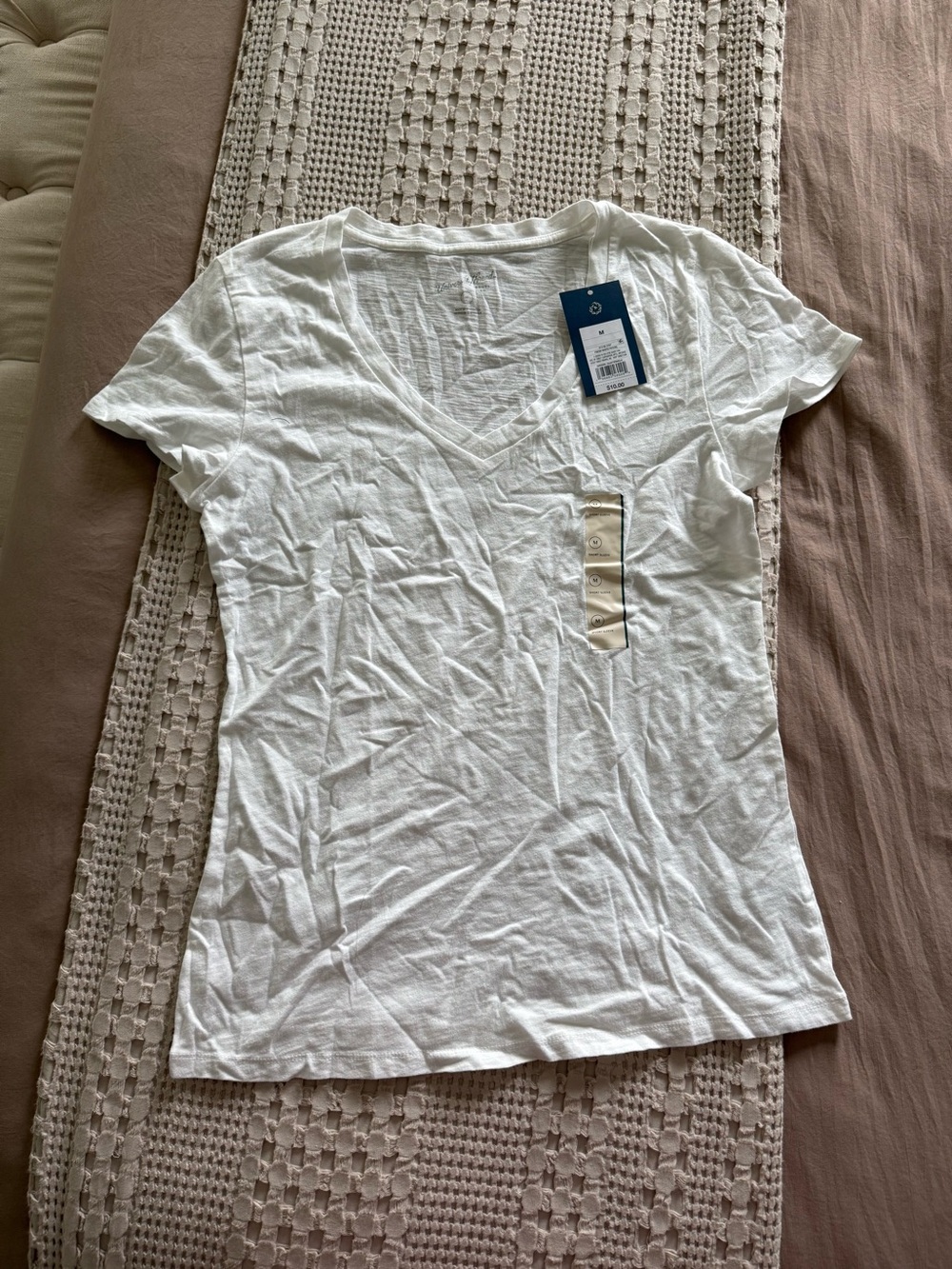 NEW Universal Thread White V-Neck Tee‎ Size M